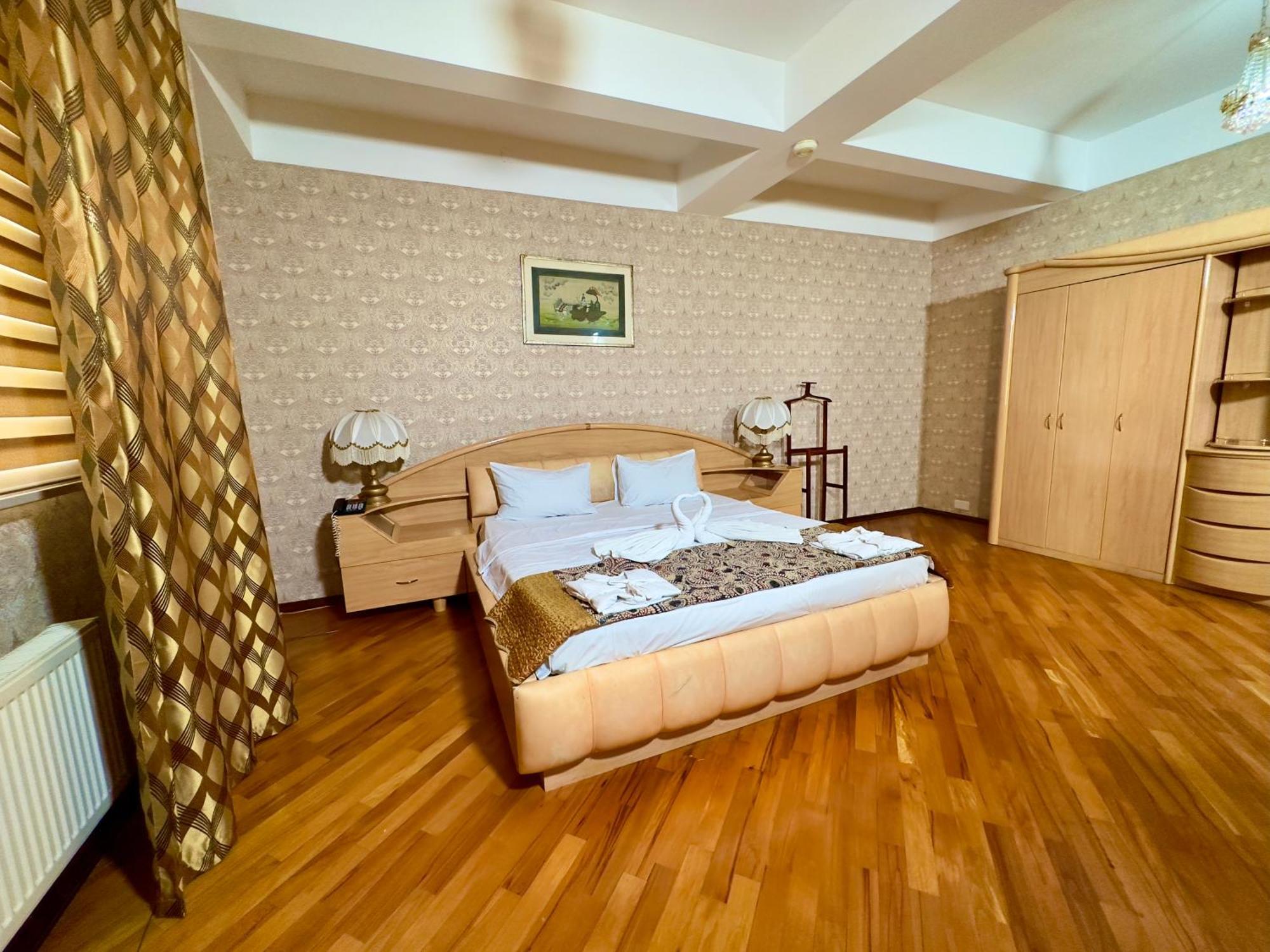 Nur & Terrace Cafe 4* Baku
